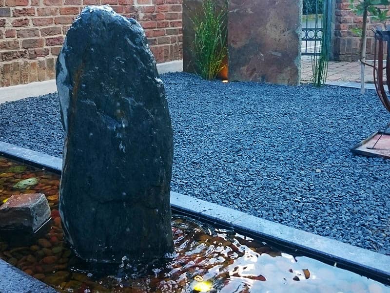 Wasserspiel und Schiefer Naturstein Sichtschutzelemente